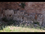 00925 ostia - regio ii - insula iv - terme di nettuno (ii,iv,2) - raum 9 - caldarium - suedostecke - tubuli - 06-2022.jpg